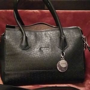 This Guess bags still looks fabulous and chic.